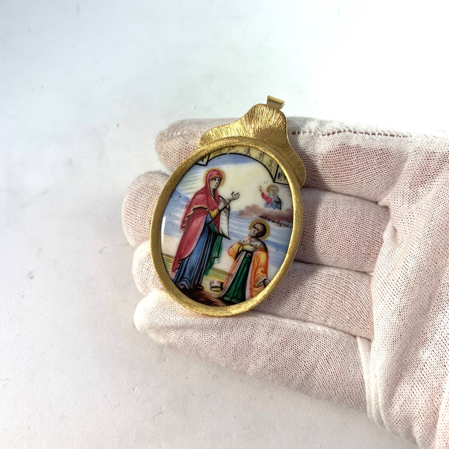 Antique Biblical Porcelain Plaque, set in a Vintage Chunky 18k Gold Pendant. 24.8gram, Sweden