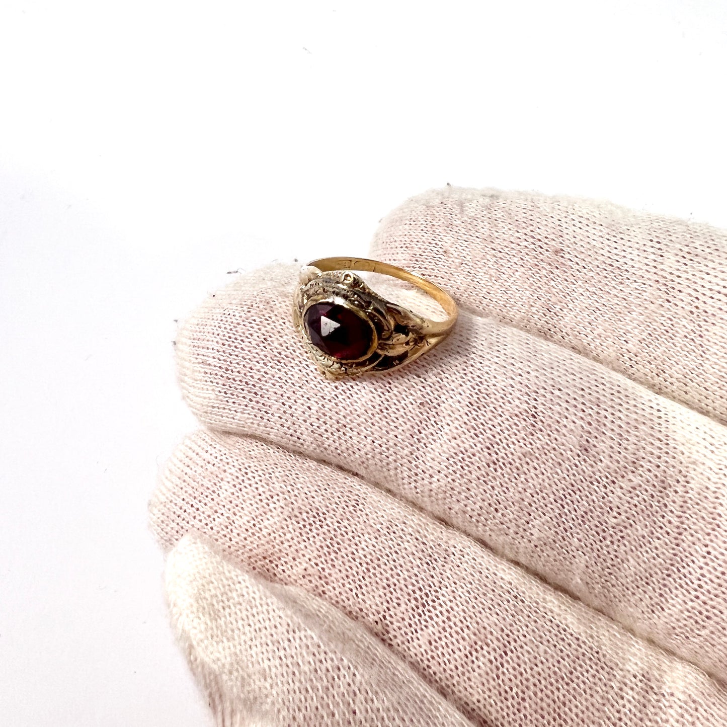 Sweden c 1850. Antique Victorian 18k Gold Garnet Ring.