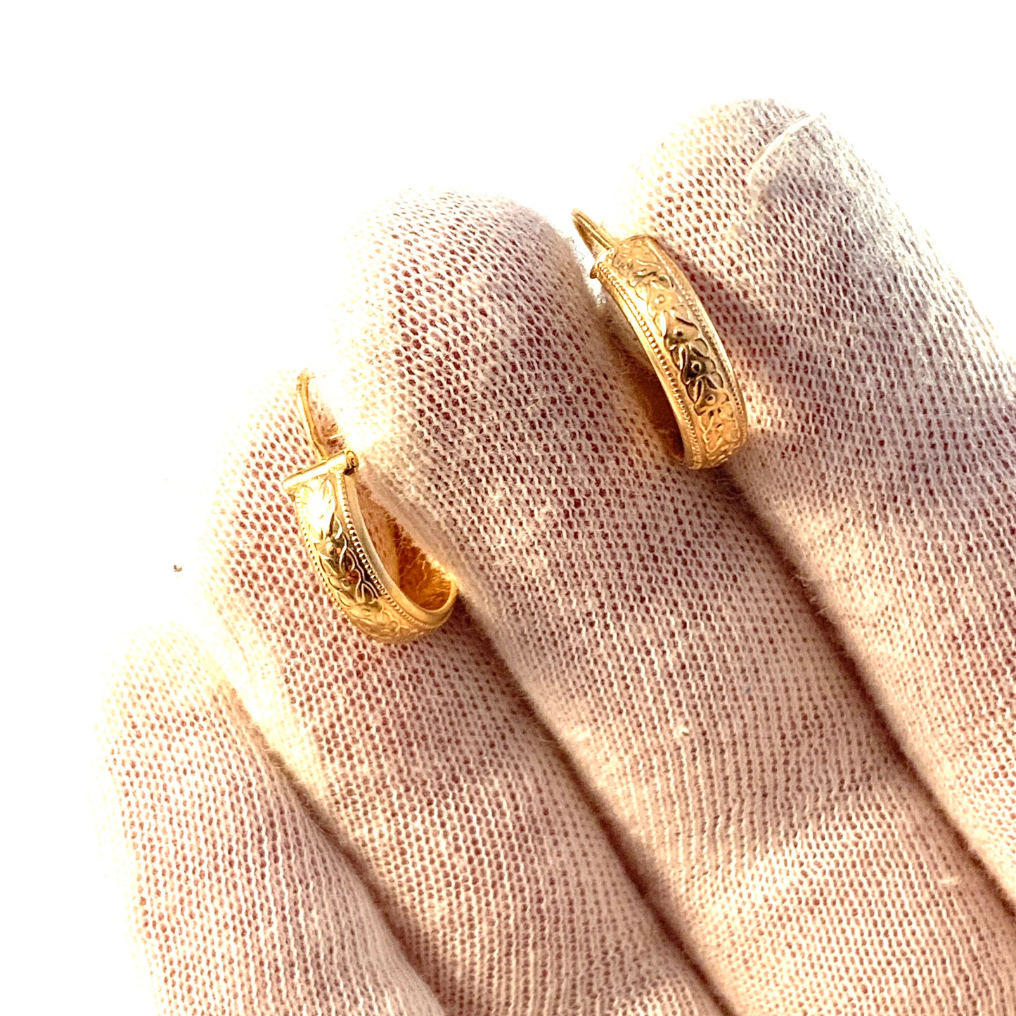 Vintage Mid Century 18k Gold Earrings.