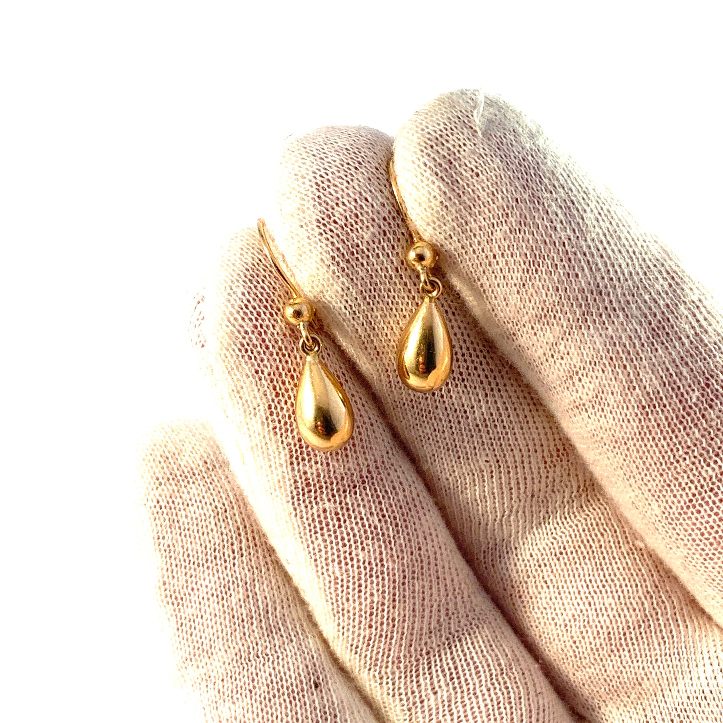 Guldvaruhuset, Sweden 1956. Vintage 18k Gold Drop Earrings.