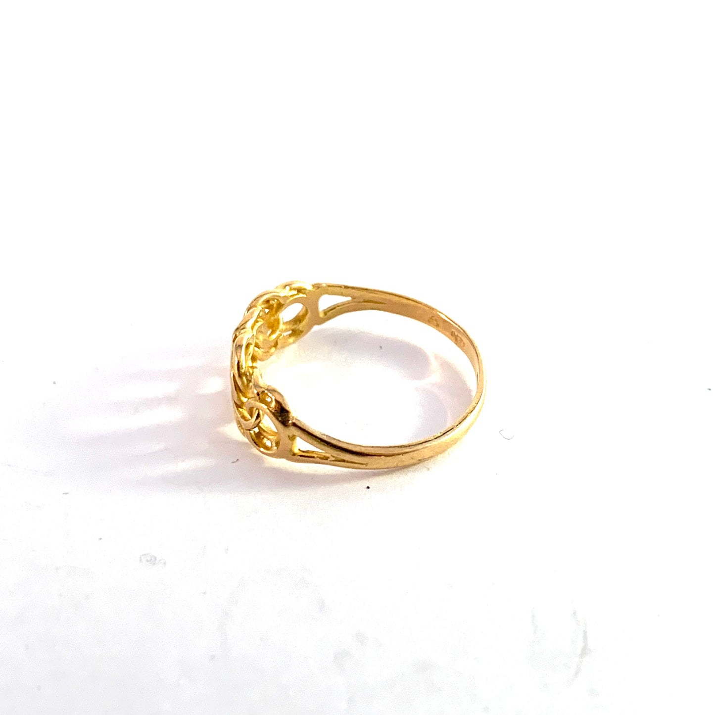 Hedberg, Sweden c 1970s. Vintage 18k Gold Bismarck Ring.