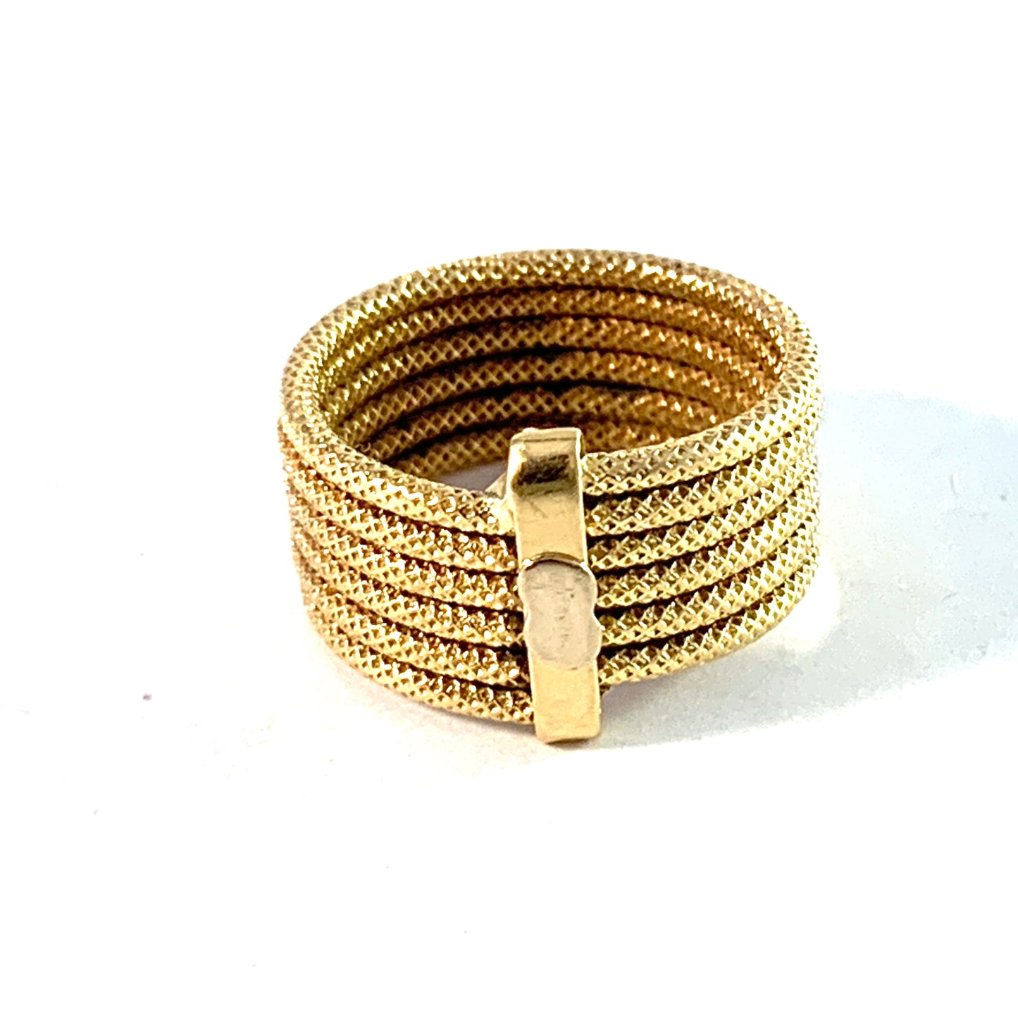 Uno A Erre, Arezzo, Italy. Vintage 18k Gold Rope Ring.