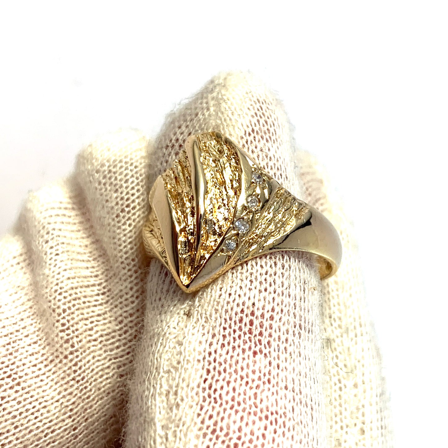 Bengt Hallberg, Sweden. Vintage 18k Gold Diamond Ring.