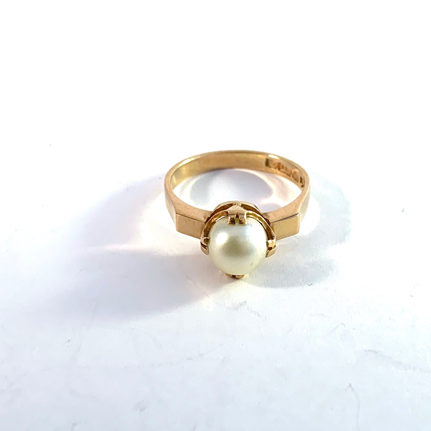 Svedbom, Sweden 1965. Vintage 18k Gold Cultured Pearl Ring.