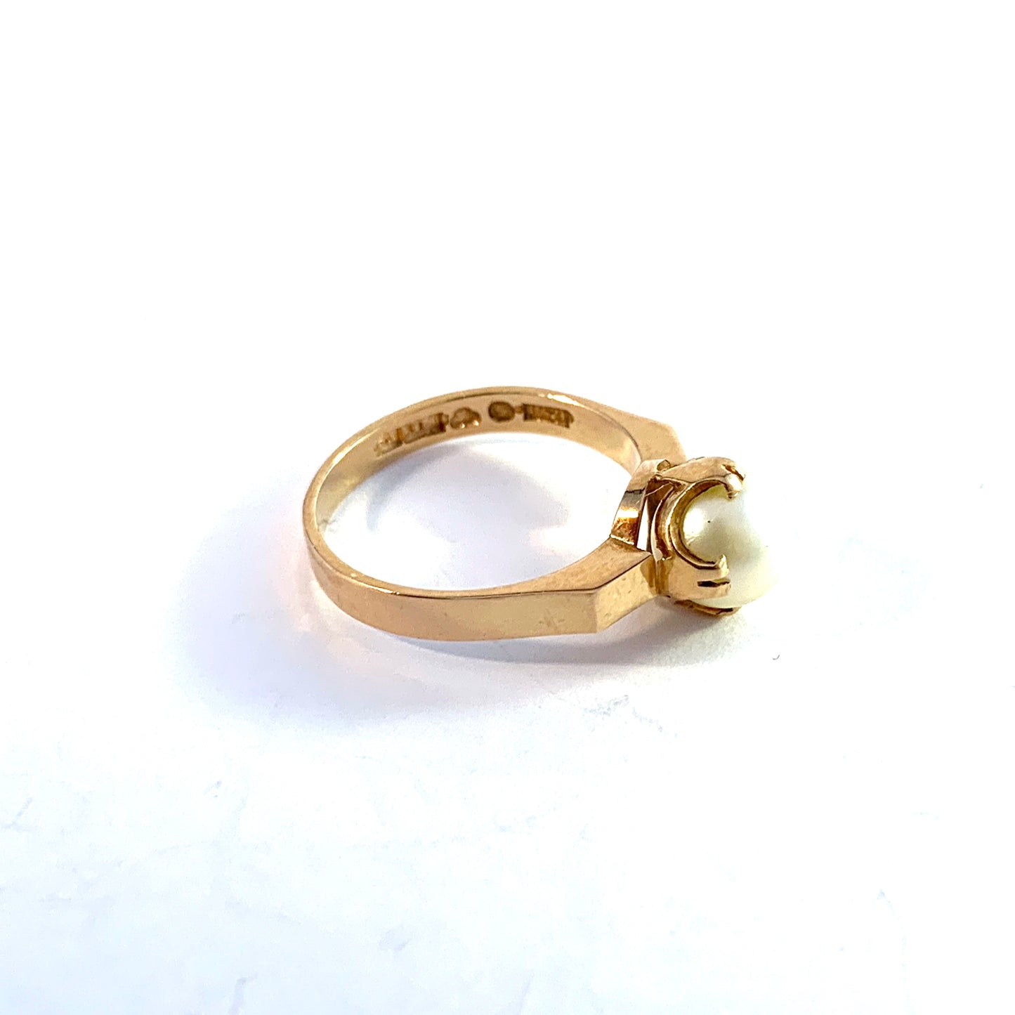 Svedbom, Sweden 1965. Vintage 18k Gold Cultured Pearl Ring.