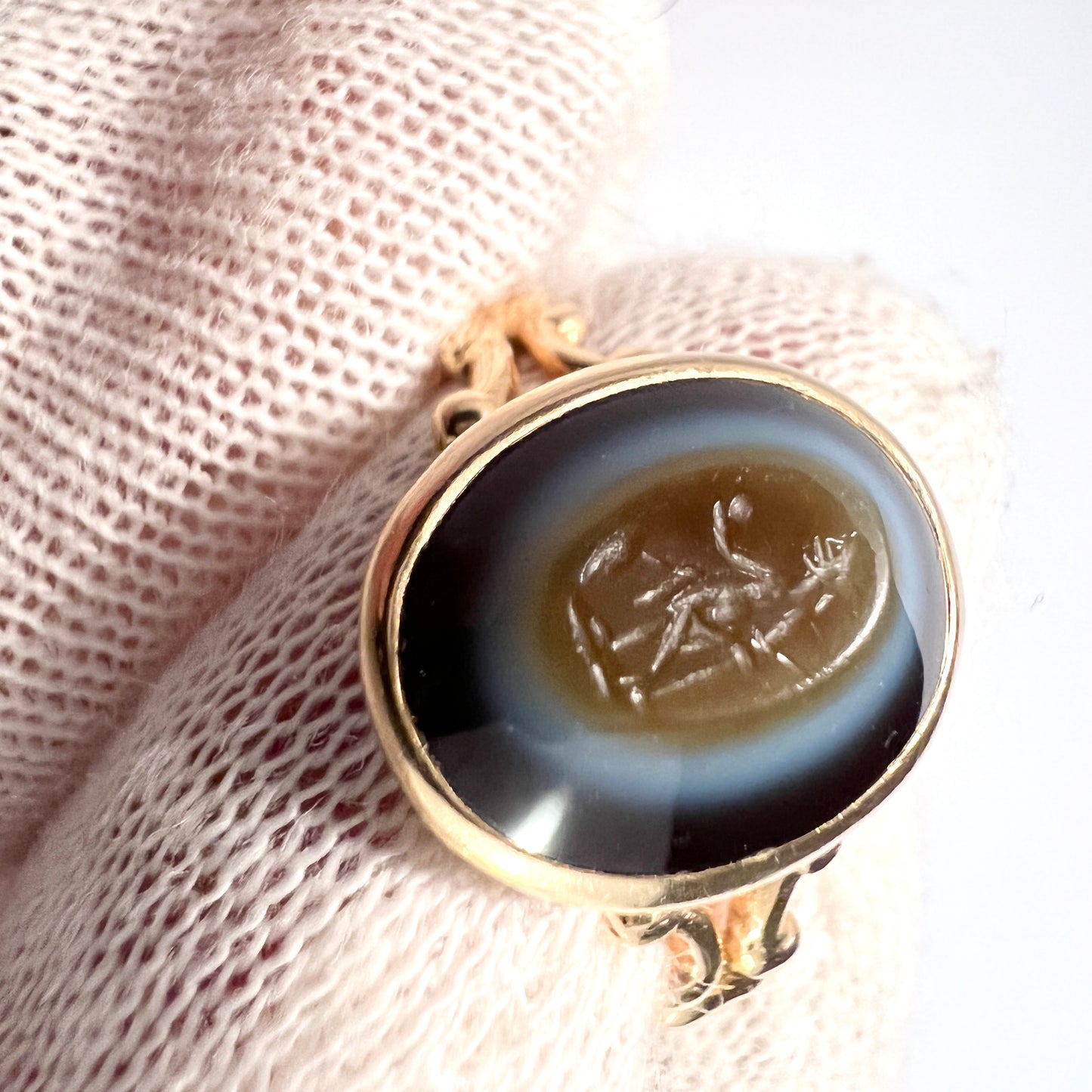 Fryklund & Pålsson, Sweden 1951. Vintage 18k Gold Agate Intaglio Signet Ring.