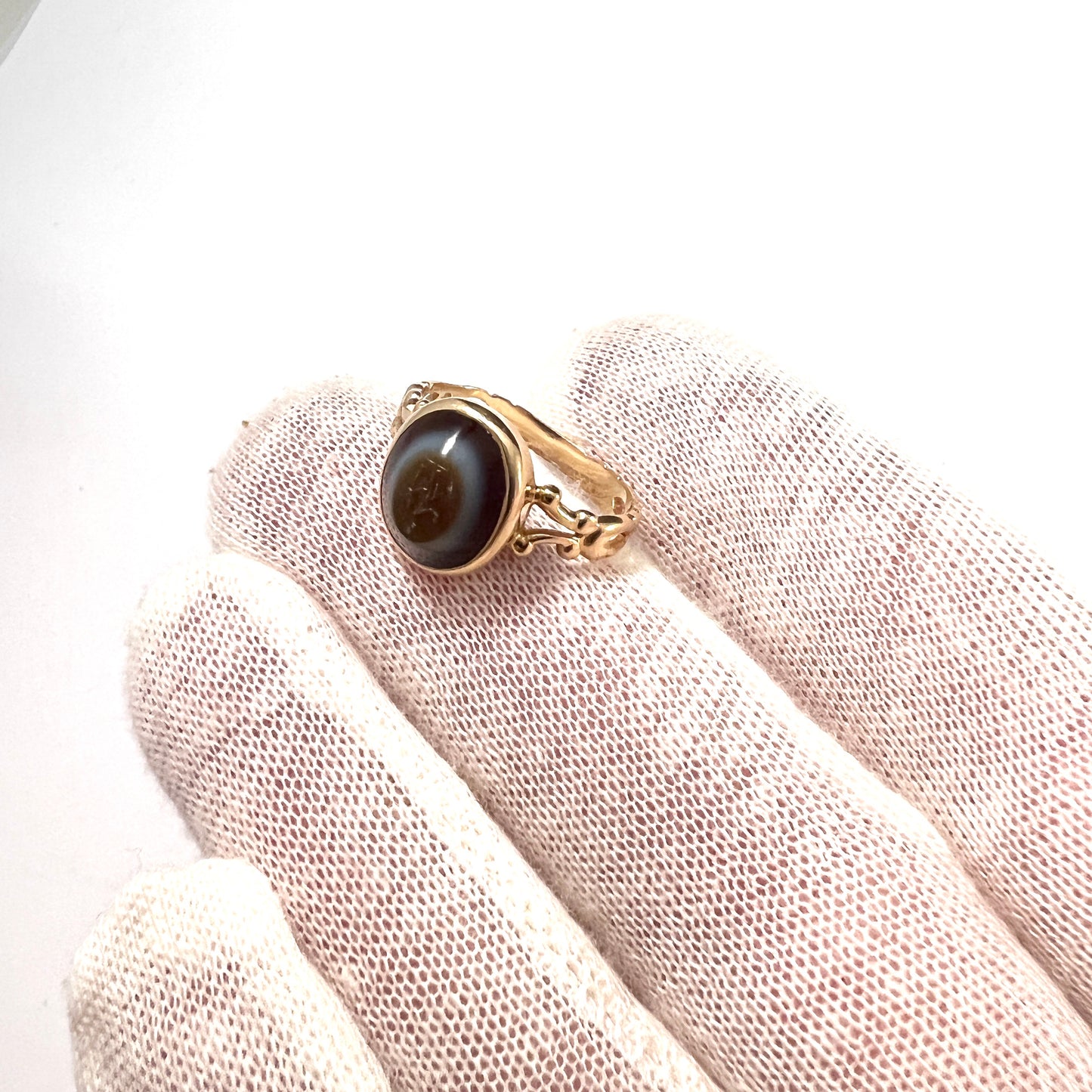 Fryklund & Pålsson, Sweden 1951. Vintage 18k Gold Agate Intaglio Signet Ring.