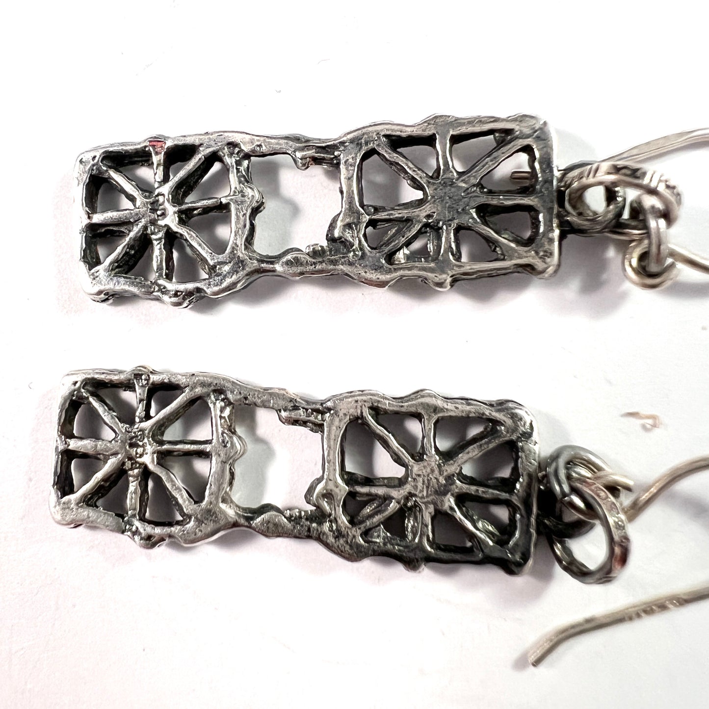 Pentti Sarpaneva for Torun Hopea Finland 1972. Solid Silver Earrings.