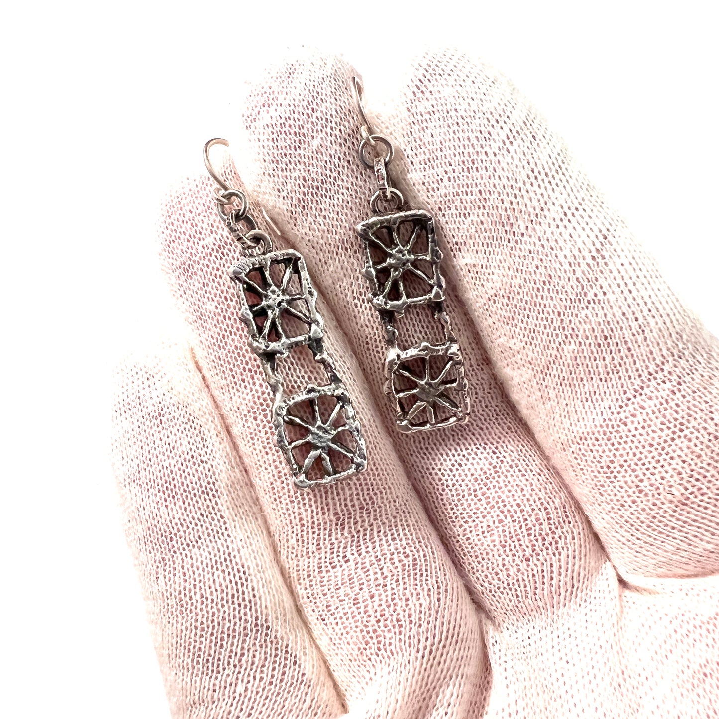 Pentti Sarpaneva for Torun Hopea Finland 1972. Solid Silver Earrings.