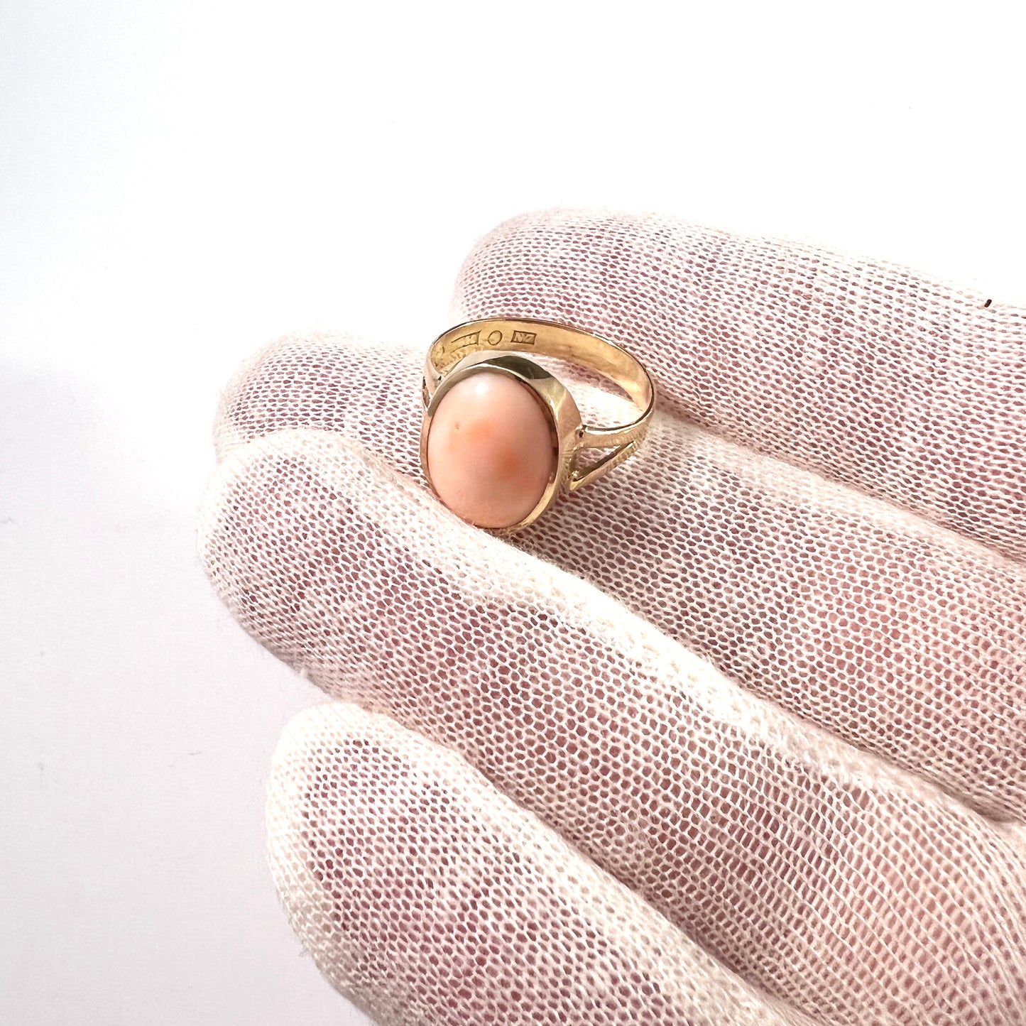 Antique/Vintage 18k Gold Coral Ring. Shank year 1915. Face 1950s. Sweden.