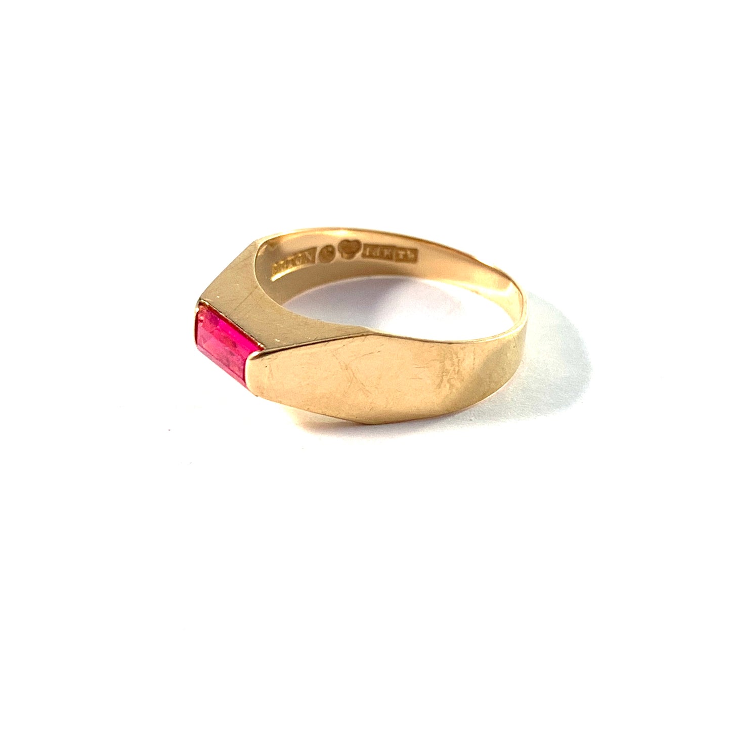 Alton, Sweden 1969. Vintage Modernist 18k Gold Synthetic Pink Sapphire Ring.