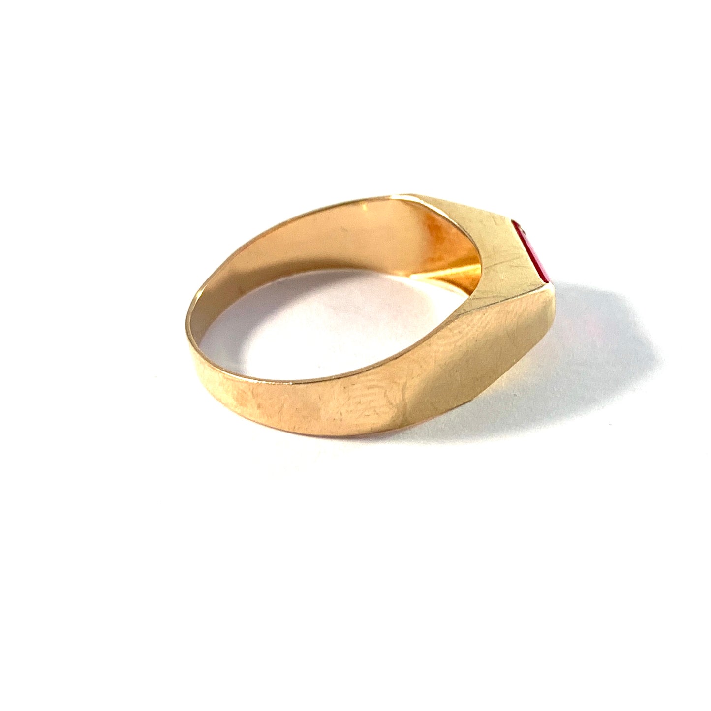 Alton, Sweden 1969. Vintage Modernist 18k Gold Synthetic Pink Sapphire Ring.