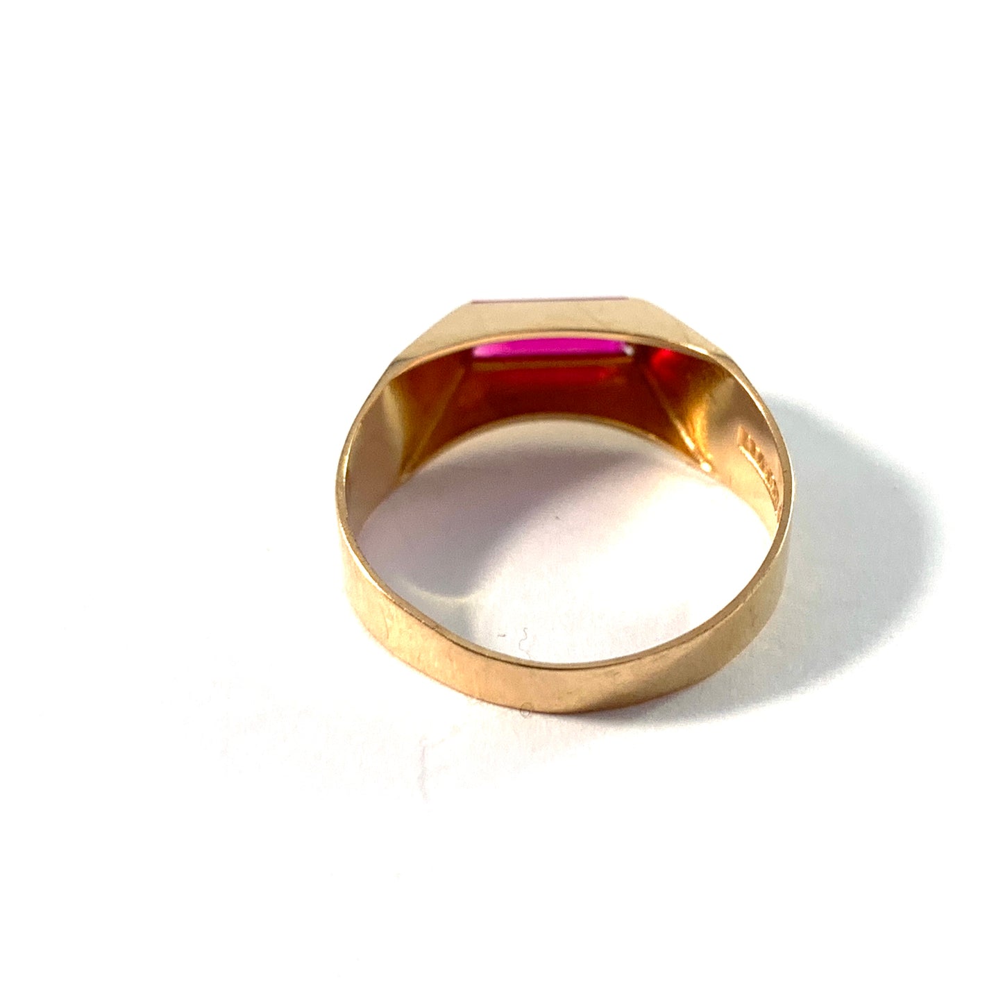 Alton, Sweden 1969. Vintage Modernist 18k Gold Synthetic Pink Sapphire Ring.