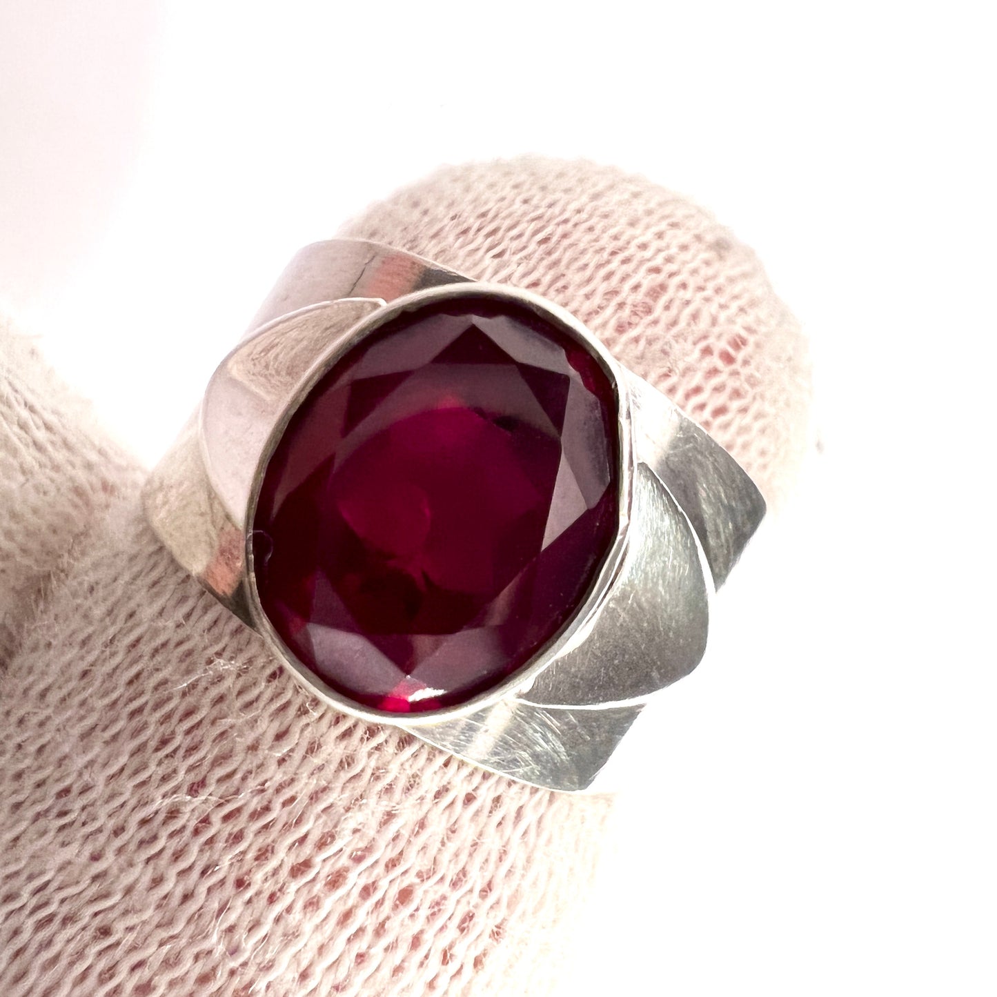 Pentti Lehtisalo, Finland 1971. Vintage Solid Silver Synthetic Ruby Ring.