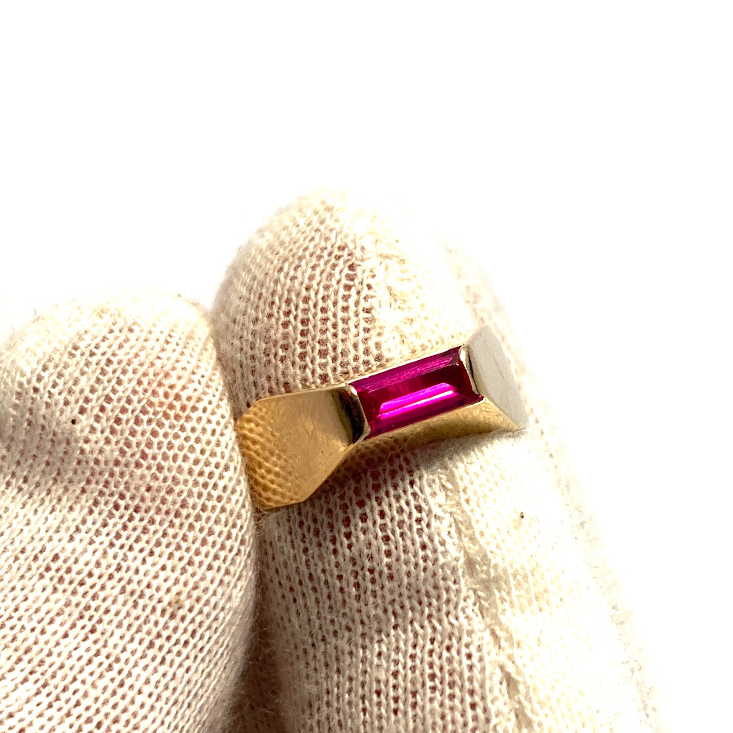 Alton, Sweden 1969. Vintage Modernist 18k Gold Synthetic Pink Sapphire Ring.