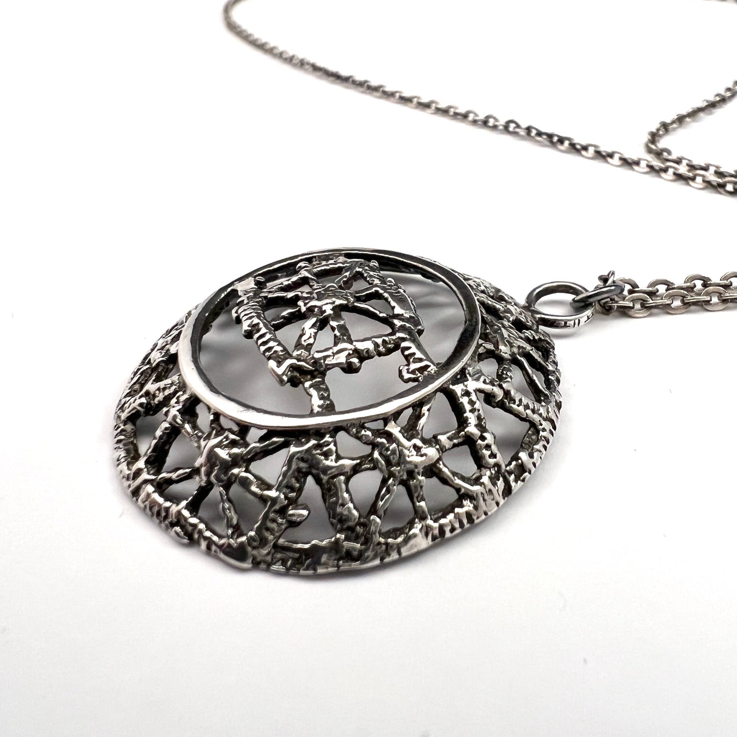 Pentti Sarpaneva for Turun Hopea Finland 1972. Solid Silver Pendant Necklace.